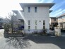 住民の方が主に利用する交通量少なめの道路に面してます。

