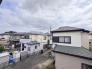 低層住居専用地域ならではのベランダの光景。辺りには高い建物がありません。
