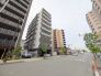 落ち着いた色味と整ったフォルムが街並みに美しく調和しています。

