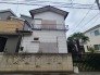 静かな住宅街に佇む、落ち着いた雰囲気の住まい。