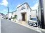 落ち着いた住宅街に調和する、清潔感のある外観。丁寧に整えられた空間は、日々の暮らしに心地よいゆとりと安らぎをもたらし、住むほどに愛着が深まっていくような穏やかな佇まいが魅力の住まいです
