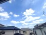 窓の向こうには開放的な空が広がり、日常のなかでふとした安らぎを感じられる穏やかな眺望です
