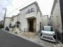 住民の方が主に利用する交通量少なめの道路に面してます。
