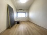 今からここを誰のお部屋にしようか、そんな洋室。