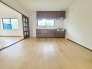 木目の落ち着いた色合いと白壁が調和し、日々の暮らしに心地よいゆとりをもたらす穏やかな空間です。
