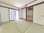 日本の伝統的な美しさと現代の住まいが調和した、心落ち着く穏やかな空間が広がります。