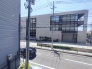 清々しい空のもと、整然とした街並みに溶け込むモダンな佇まいが日常の風景を彩ります。
