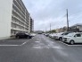 敷地内にしっかりと整備された駐車場を完備。住まいのすぐそばに車を停められる利便性が魅力です。

