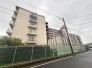 落ち着いた佇まいの外観です。周囲の環境に溶け込み、穏やかな毎日を予感させる建物が迎えてくれます。
