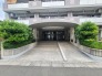 手入れされた植栽が心地よい影を落とし、静かな落ち着きを感じさせる住まいの入り口です。