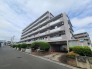閑静な住宅街に佇み、日々の暮らしに穏やかな落ち着きをもたらしてくれる住環境です。