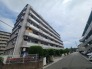 周辺の街並みと調和した落ち着きのある佇まいで、穏やかな暮らしを予感させる外観です。