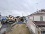 住宅街の中の一戸建て、あたりはほとんど住宅です。

