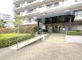 落ち着いた色味と整ったフォルムが街並みに美しく調和しています。
