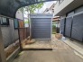 石畳の風合いと落ち着いた色調が調和し、住まいの外観に気品ある趣きを添えています。