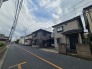 空が広く見渡せる閑静な住宅街で、穏やかな日常が流れる心地よい街並みです。