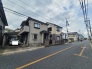 周辺環境と調和する落ち着いた佇まいで、日々の暮らしに心地よさと安心感をもたらす住まいです。