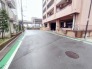 前面道路は歩道も整備され、小さなお子様にも安心です。
