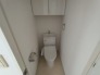 ウォシュレット機能付き。憩いの場としてひそかに注目度の高いお手洗いにもご注目ください。
