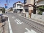 車通りの少ない閑静な住宅地、のびのびした子育てに適します。
