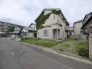 車通りの少ない閑静な住宅地、のびのびした子育てに適します。
