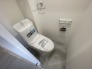 トイレはやっぱり白が１番落ち着きますね。もちろん衛生面でも嬉しいウォシュレット機能付きです。
