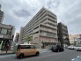 落ち着いた色味と整ったフォルムが街並みに美しく調和しています。
