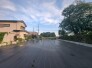 車通りの少ない閑静な住宅地、のびのびした子育てに適します。
