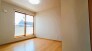 今からここを誰のお部屋にしようか、そんな洋室。大きさは５.４帖です。

