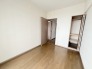 この部屋だれの部屋にしようかな、なんて会話を現地で楽しんでください。

落ち着いた色合いで統一された室内は、心穏やかに過ごせる心地よい安らぎの時間を紡ぎます

落ち着いた色合いの床材と清潔感のある壁面が調和し、日々の生活に心地よい安らぎを与えます
