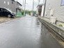 幅員の狭い道ですが、車通りの少ない住宅街に立地してます。
