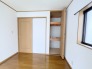 部屋と部屋の隙間をうまく使ったスリムな収納スペース。
