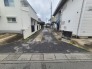 周辺の住環境と調和しながら、静かに日常が流れる落ち着いた路地に面しています。