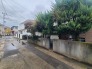 豊かな緑が街並みに静かな落ち着きをもたらし、住まう人のプライバシーをさりげなく守る穏やかな佇まいです。