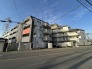 すっきりと整ったシルエットが街並みに調和する建物。日々の帰宅を温かく迎えてくれる外観です。
