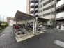 屋根付き駐輪場は、雨風から愛車を守ります。
