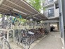 屋根付き駐輪スペースで、自転車も安心。