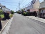 住民の方が主に利用する交通量少なめの道路に面してます。

