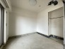 今からここを誰のお部屋にしようか、そんな洋室。
6月下旬フルリノベーション完成予定。