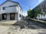 幹線道路から１本入った現地は、想像以上に静かに感じられます。
