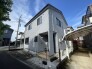 車通りの少ない閑静な住宅地、のびのびした子育てに適します。

