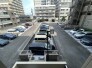 周囲に建物が整然と並び、都市の暮らしを感じさせる落ち着いた眺望が日々の暮らしに静かな安定感をもたらします
