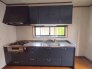 収納スライドをぐっと開けばお鍋や調味料をどんどんしまえる大収納。キッチンはいつもキレイ。
