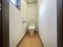 トイレはやっぱり白が１番落ち着きますね。もちろん衛生面でも嬉しいウォシュレット機能付きです。
