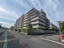 駅徒歩4分の近さ。通勤通学に便利で、駅周辺の生活施設も利用しやすい。
