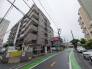 住民の方が主に利用する交通量少なめの道路に面してます。
