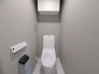 新しくお住まいになる方のことを考えて、トイレも新品に交換しました。
