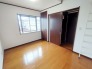 今からここを誰のお部屋にしようか、そんな洋室。大きさは6帖です。
