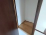 部屋と部屋の隙間をうまく使ったスリムな収納スペース。
