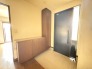 帰宅した瞬間に心落ち着く、整えられた静かな空間。住まいの顔として、穏やかな空気感が広がります。
